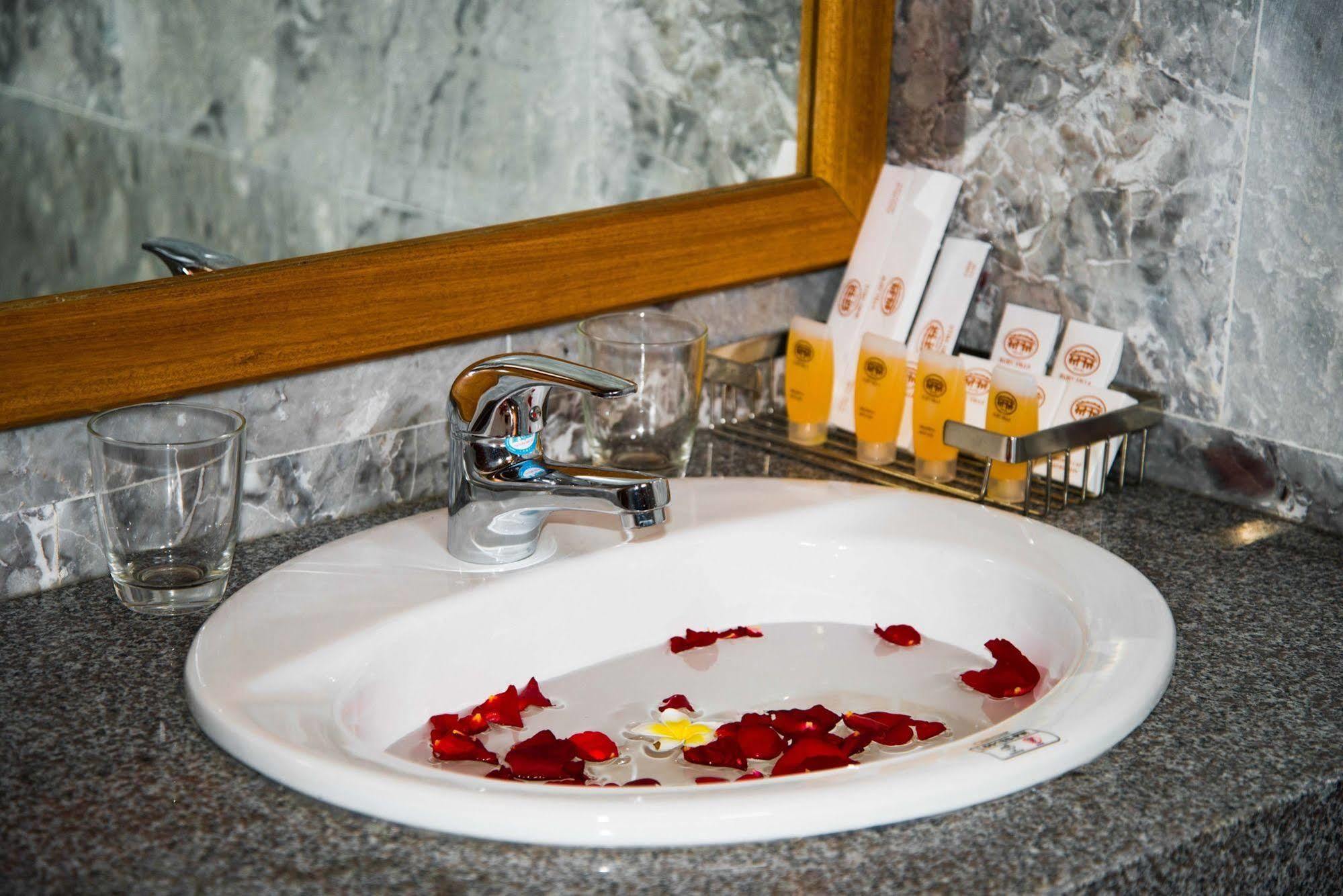 Ruby Hotel Хойан Экстерьер фото
